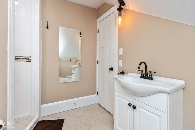 1055 Golden Leaf Drive, Martinsville, IN 46151