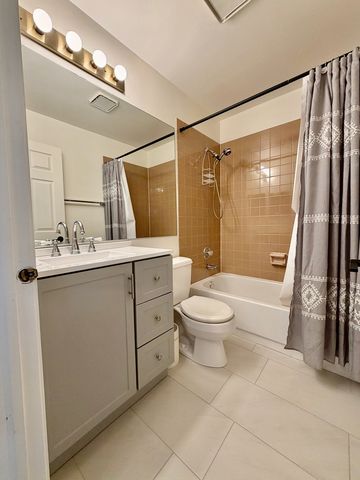 1353 Ridgefield Circle 1353, Carol Stream, IL 60188