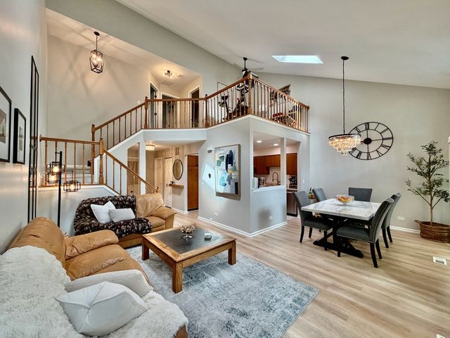 1353 Ridgefield Circle 1353, Carol Stream, IL 60188