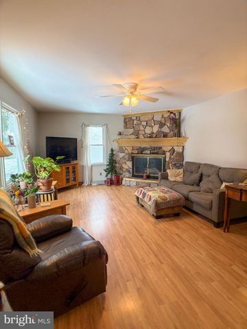 9 LENKER AVE, Selinsgrove, PA 17870