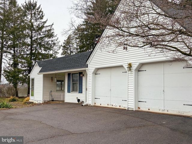 9 LENKER AVE, Selinsgrove, PA 17870