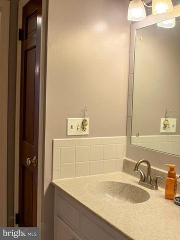 9 LENKER AVE, Selinsgrove, PA 17870