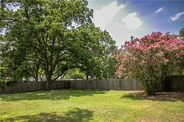 637 North Washington Street, La Grange, TX 78945