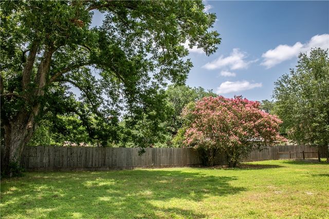 637 North Washington Street, La Grange, TX 78945