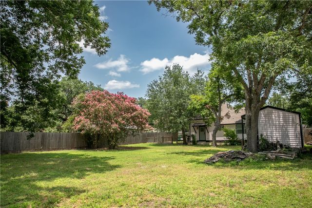 637 North Washington Street, La Grange, TX 78945
