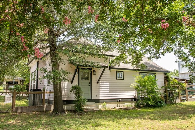 637 North Washington Street, La Grange, TX 78945