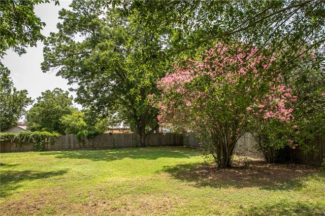 637 North Washington Street, La Grange, TX 78945