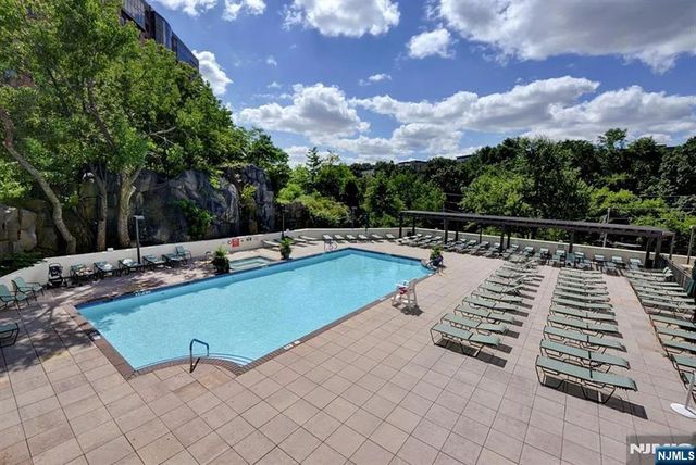 250 Gorge Road 29L, Cliffside Park, NJ 07010