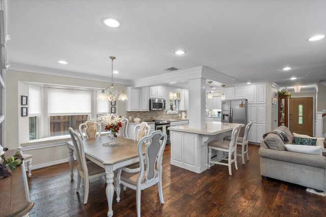 924 Chateau Valee Circle, Bedford, TX 76022