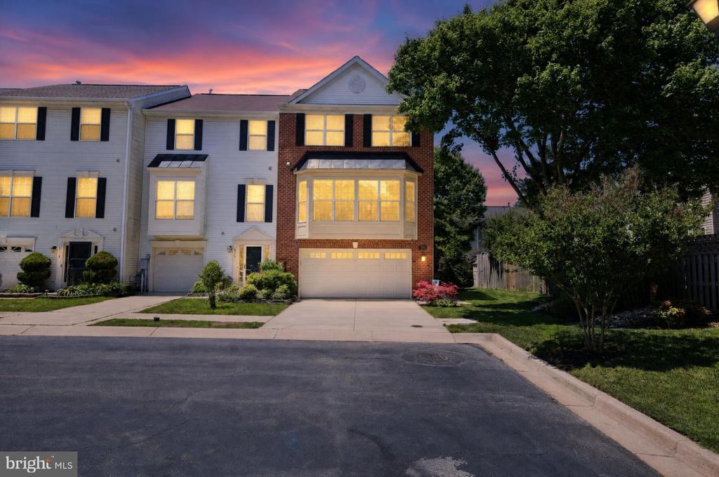 Image 2 of property listing at 8715 SILENT CT, Odenton, MD 21113
