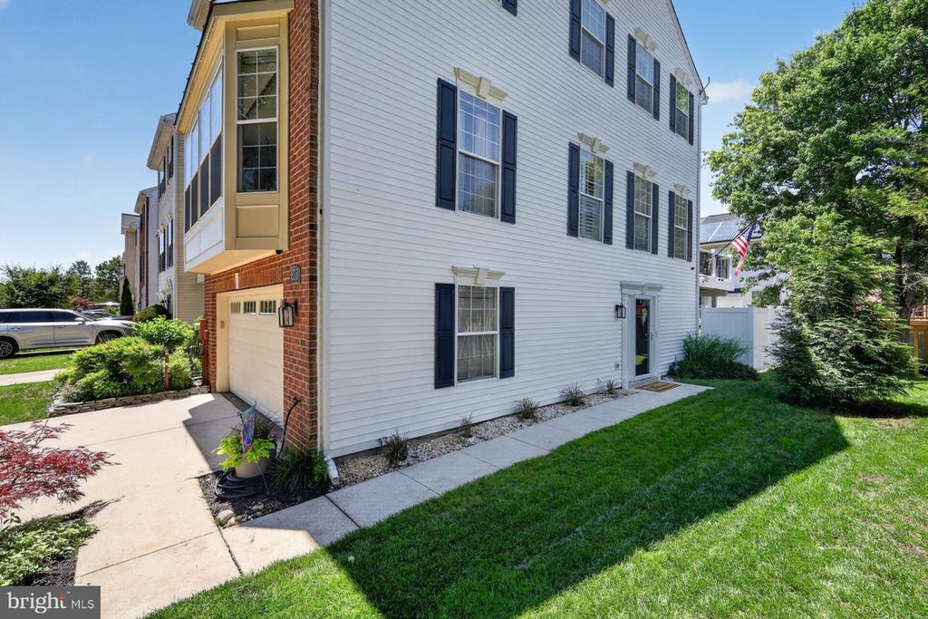 Image 3 of property listing at 8715 SILENT CT, Odenton, MD 21113