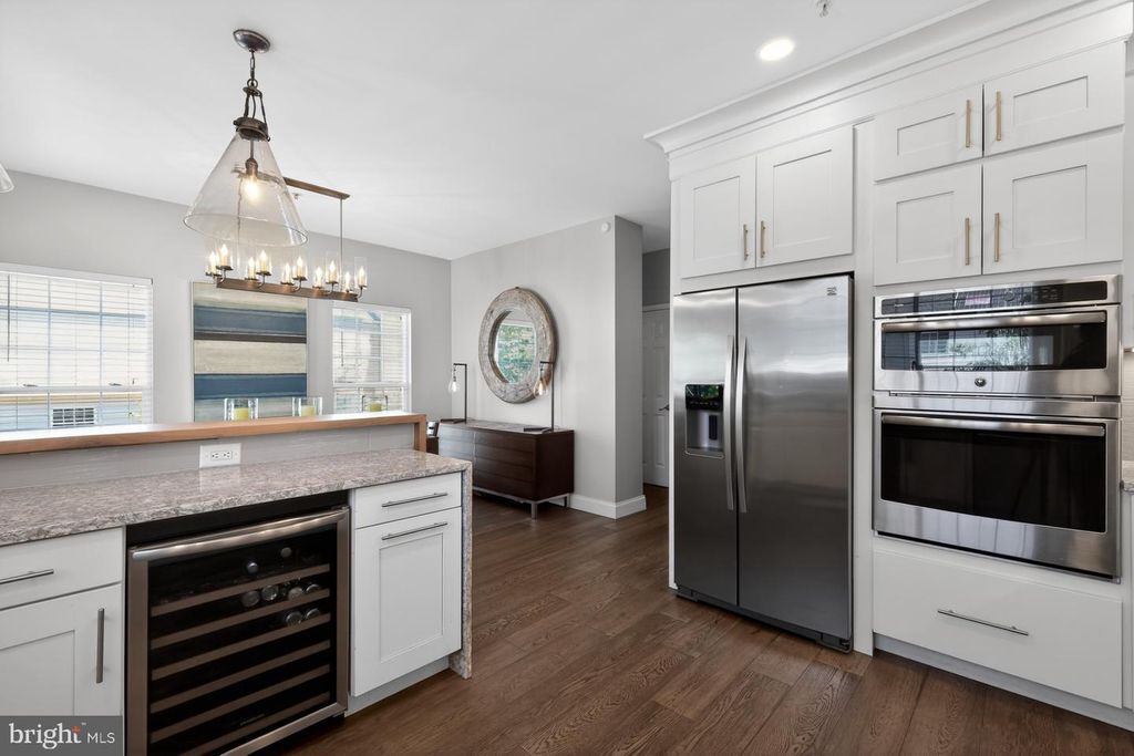 Image 4 of property listing at 8715 SILENT CT, Odenton, MD 21113