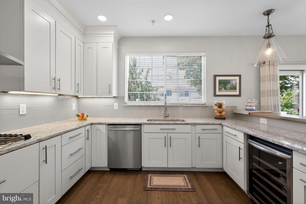 Image 5 of property listing at 8715 SILENT CT, Odenton, MD 21113
