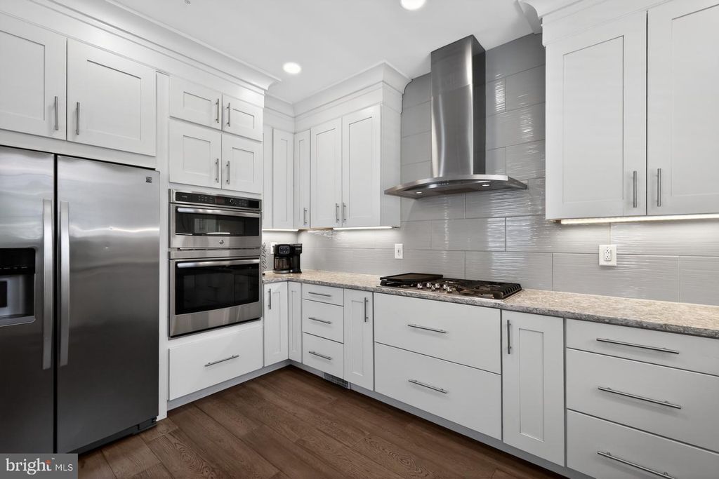 Image 6 of property listing at 8715 SILENT CT, Odenton, MD 21113