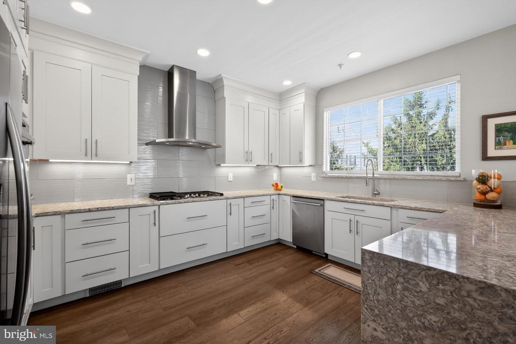 Image 7 of property listing at 8715 SILENT CT, Odenton, MD 21113