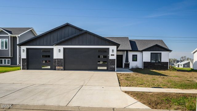5405 Hendrickson Drive, Bismarck, ND 58504 property photo