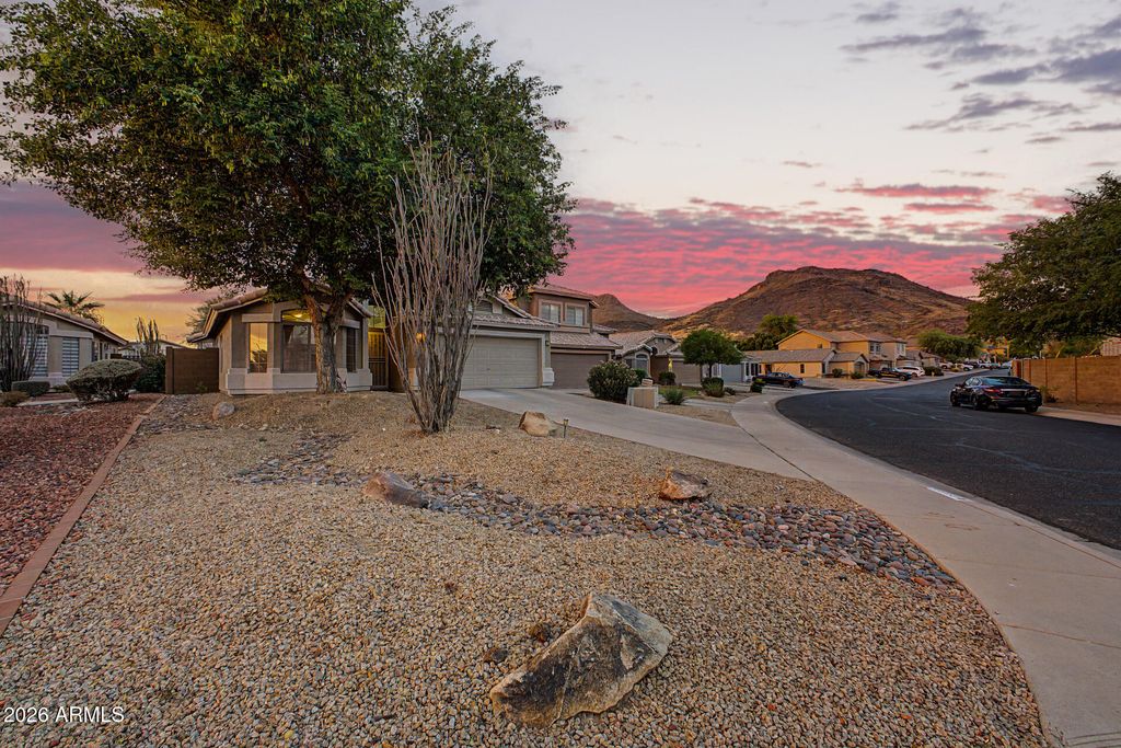 6458 W SADDLEHORN Road, Phoenix, AZ 85083 — photo 2