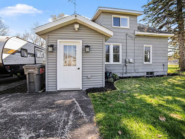 924 S Wolf Lake Road, Muskegon, MI 49442