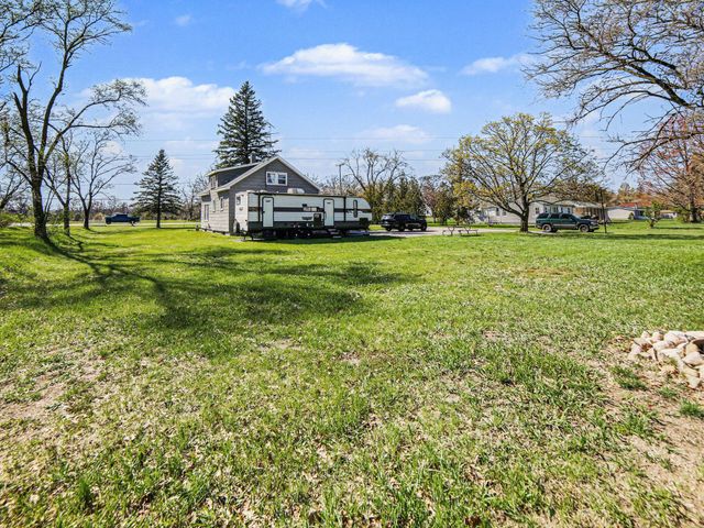 924 S Wolf Lake Road, Muskegon, MI 49442
