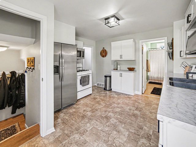 924 S Wolf Lake Road, Muskegon, MI 49442