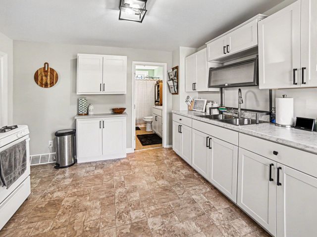 924 S Wolf Lake Road, Muskegon, MI 49442