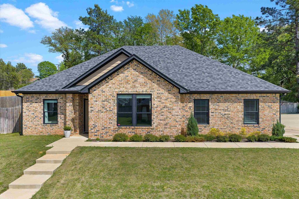 111 Kenswick Dr., Henderson, TX 75654