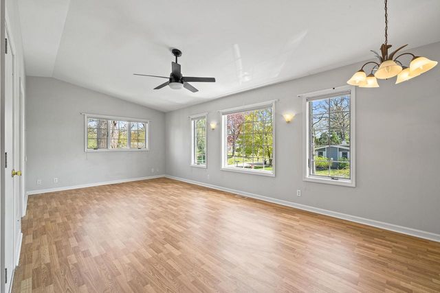 1010 Jenkins DRIVE, Fontana, WI 53125