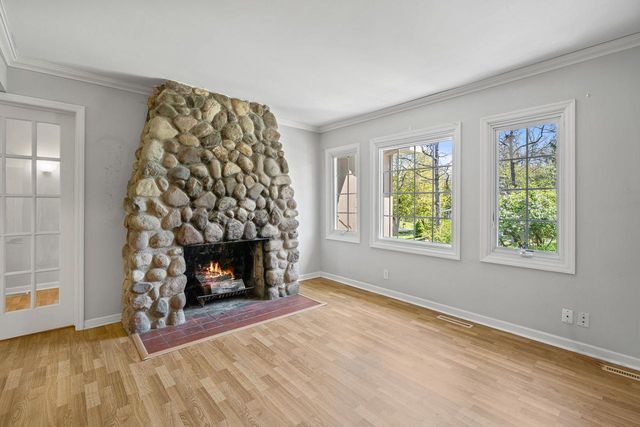 1010 Jenkins DRIVE, Fontana, WI 53125