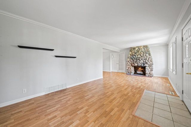 1010 Jenkins DRIVE, Fontana, WI 53125