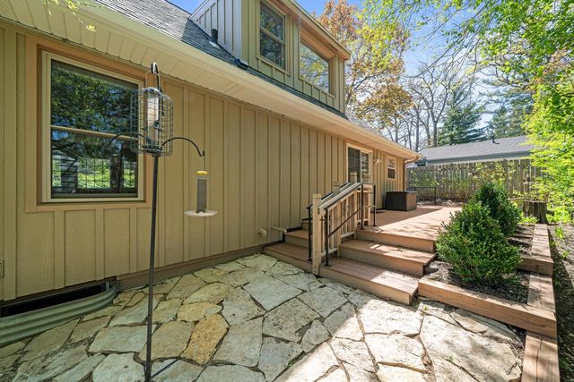 1010 Jenkins DRIVE, Fontana, WI 53125