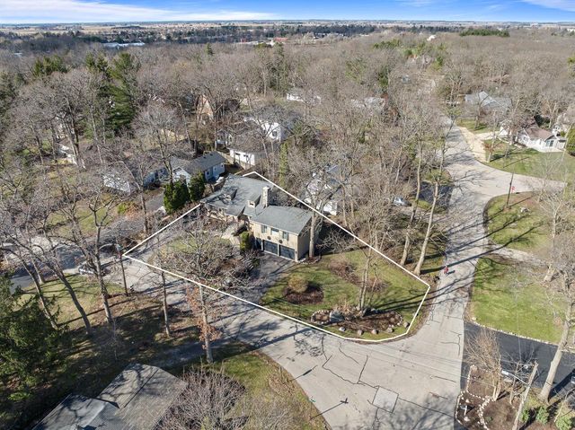 1010 Jenkins DRIVE, Fontana, WI 53125