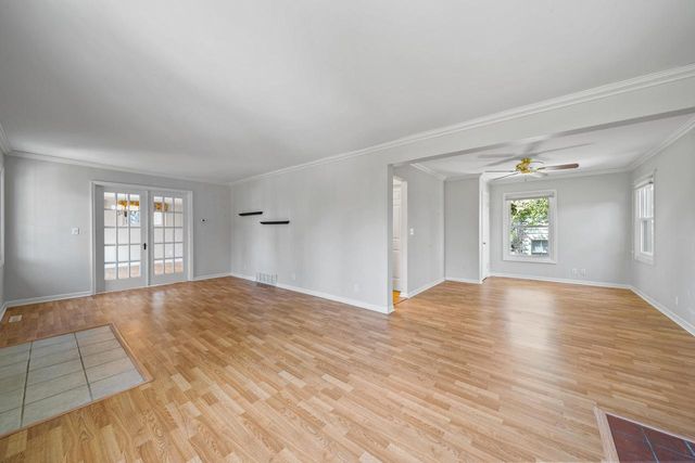 1010 Jenkins DRIVE, Fontana, WI 53125