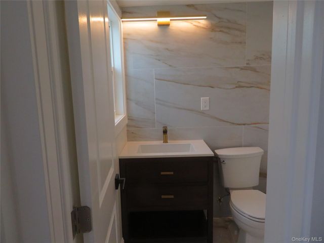 16 Sunshine Lane, Amityville, NY 11701
