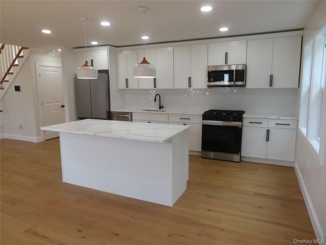 16 Sunshine Lane, Amityville, NY 11701
