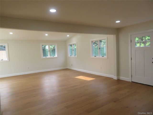16 Sunshine Lane, Amityville, NY 11701