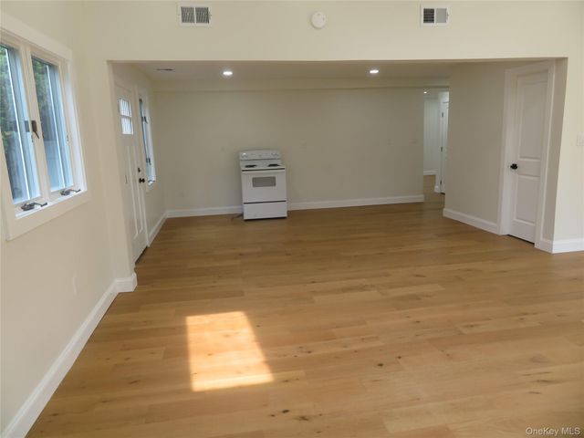 16 Sunshine Lane, Amityville, NY 11701
