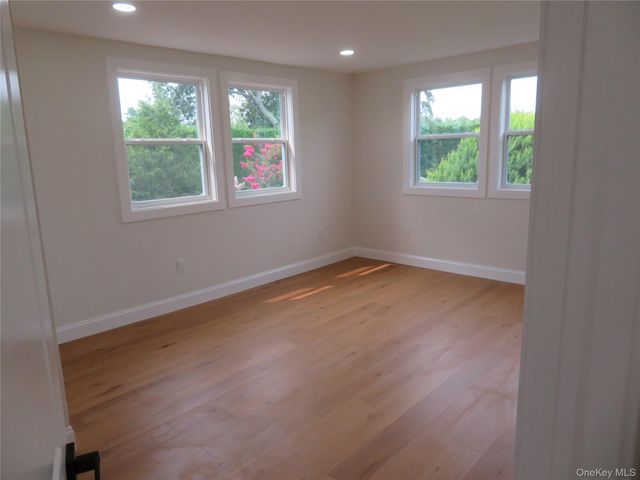 16 Sunshine Lane, Amityville, NY 11701