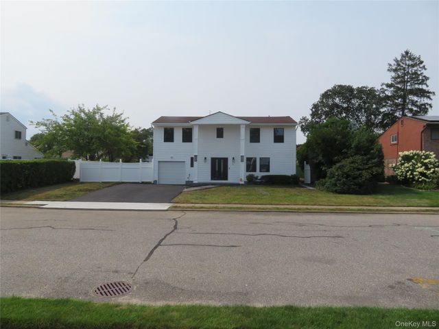 16 Sunshine Lane, Amityville, NY 11701