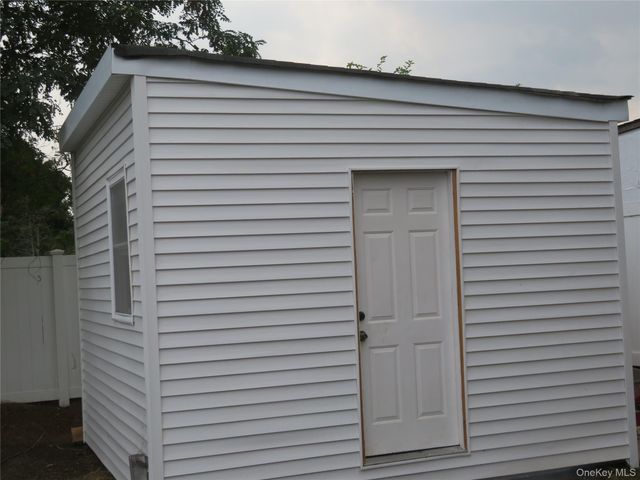 16 Sunshine Lane, Amityville, NY 11701