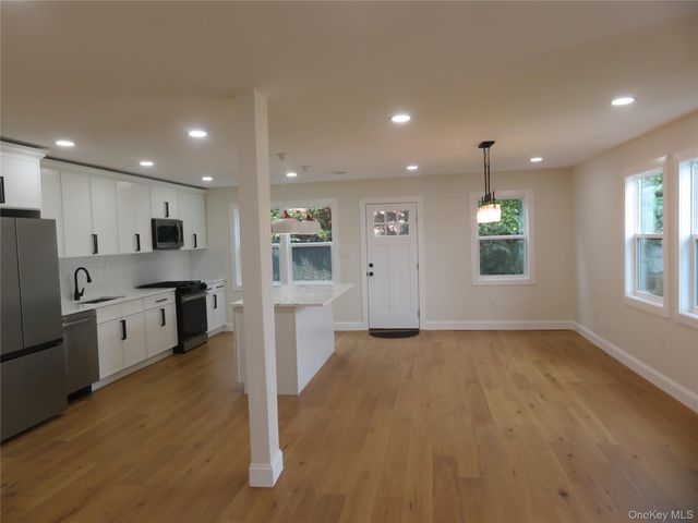16 Sunshine Lane, Amityville, NY 11701