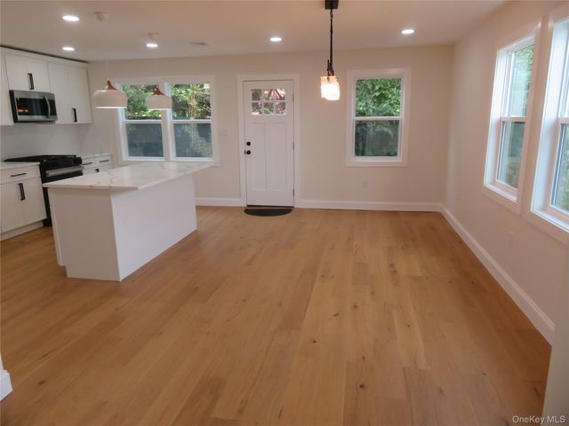 16 Sunshine Lane, Amityville, NY 11701