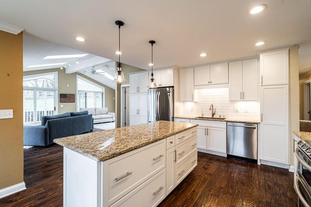 21710 W Ann Louise COURT, New Berlin, WI 53146
