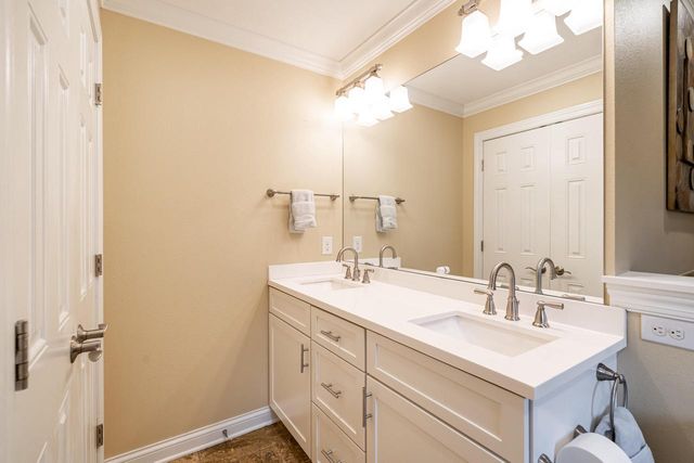 21710 W Ann Louise COURT, New Berlin, WI 53146