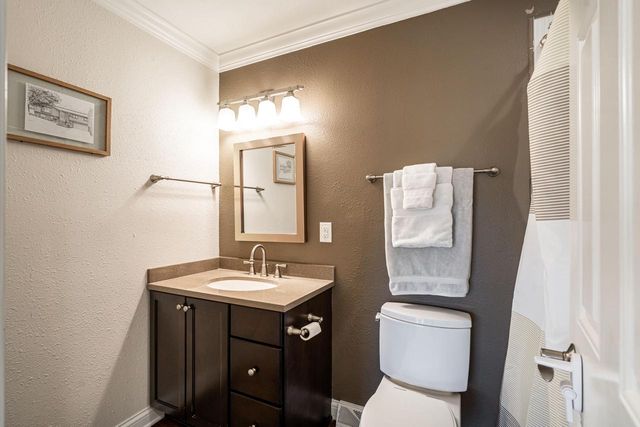 21710 W Ann Louise COURT, New Berlin, WI 53146