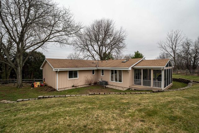 21710 W Ann Louise COURT, New Berlin, WI 53146