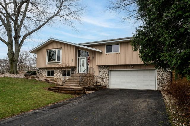 21710 W Ann Louise COURT, New Berlin, WI 53146