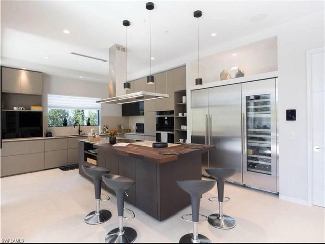 590 6th AVE N, Naples, FL 34102