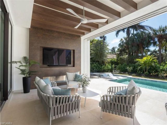 590 6th AVE N, Naples, FL 34102