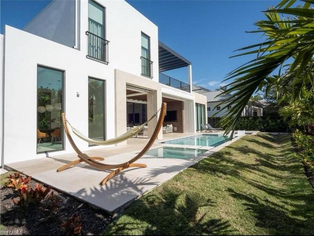 590 6th AVE N, Naples, FL 34102