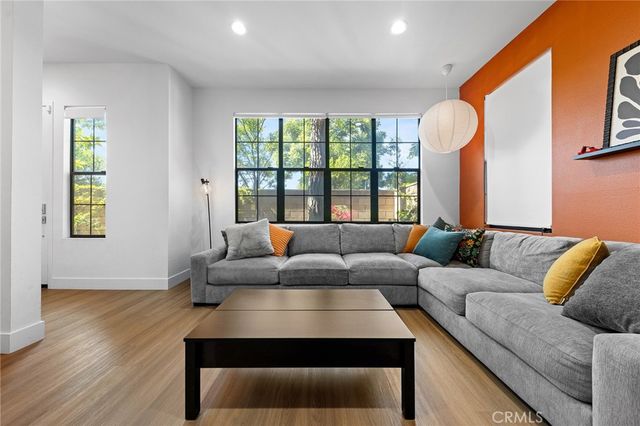 551 W Maple Ave, Orange, CA 92868
